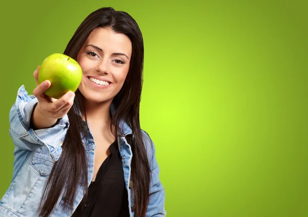 Mujer mostrando verde manzana —  Fotos de Stock