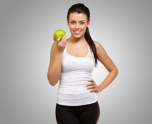 Junge Frau hält einen Apfel — Stockfoto