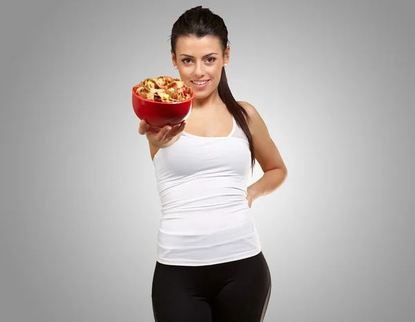 Mujer joven sosteniendo un tazón de cereal —  Fotos de Stock