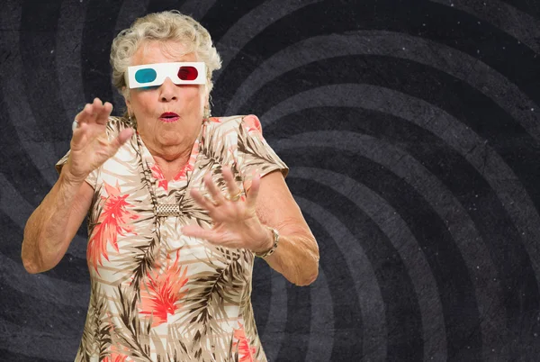 Rädd senior kvinna tittar på 3d-film — Stockfoto