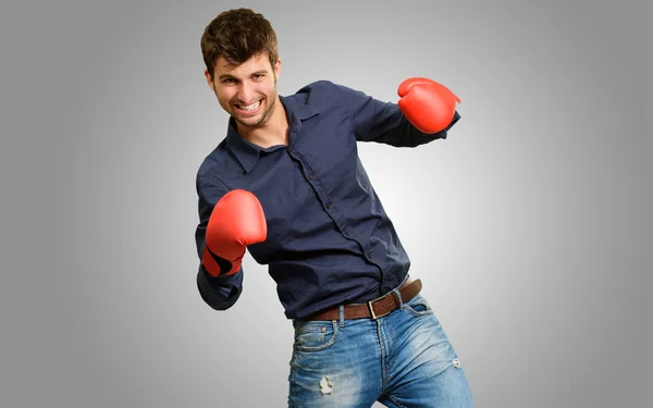 Ung man i boxningshandskar — Stockfoto