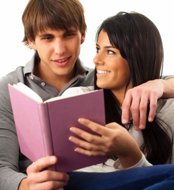 Kitap okuyan genç bir çift.
