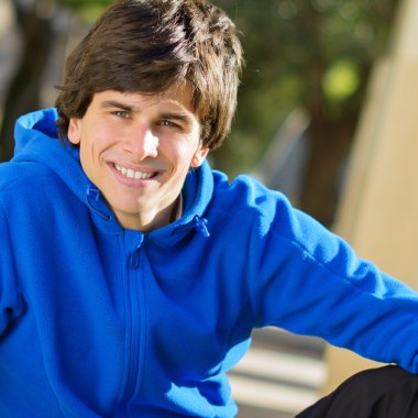 parkta oturan genç adam