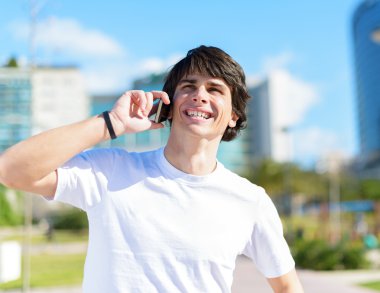 genç adam cep telefonunuzun konuşma