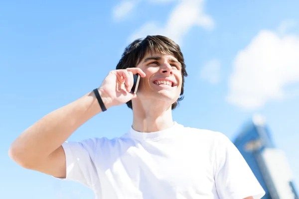 Jeune homme parlant sur son téléphone portable — Photo