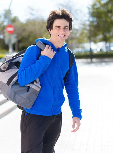 Podobizna mladého muže se zavazadly — Stock fotografie