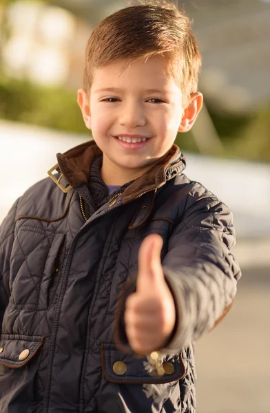微笑的男孩显示了招牌的拇指 — 图库照片
