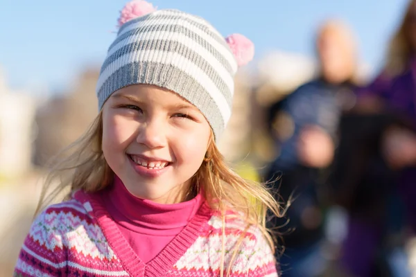 Porträtt av liten blond flicka — Stockfoto