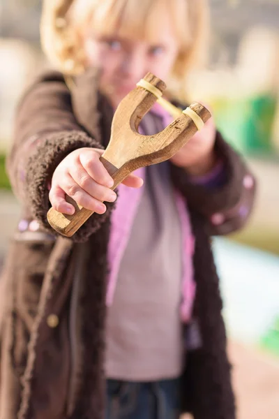 Menina apontando com um Slingshot — Fotografia de Stock