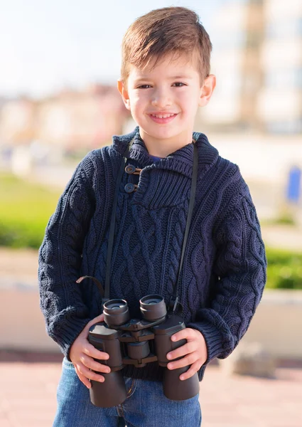 Rapaz segurando Binocular — Fotografia de Stock