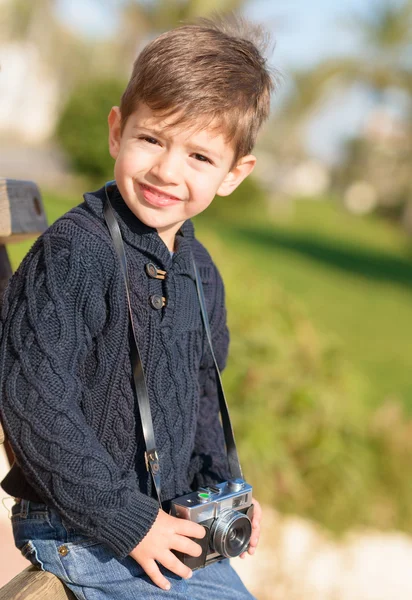 Küçük çocuk holding kamera — Stok fotoğraf