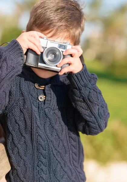 Malý chlapec snímání fotografií s fotoaparátem — Stock fotografie