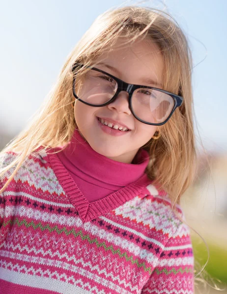 Chica usando gafas para los ojos — Foto de Stock