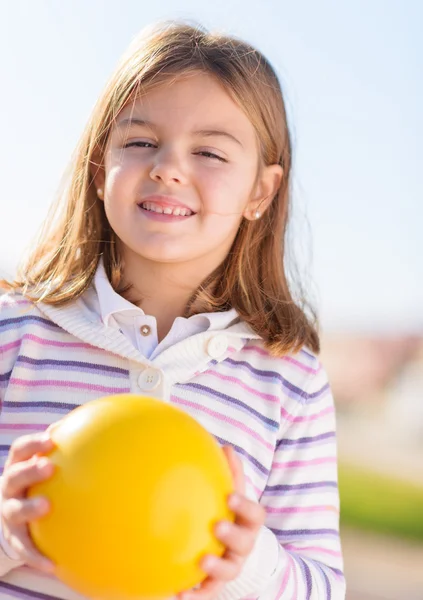 Chica feliz sosteniendo la bola — Foto de Stock