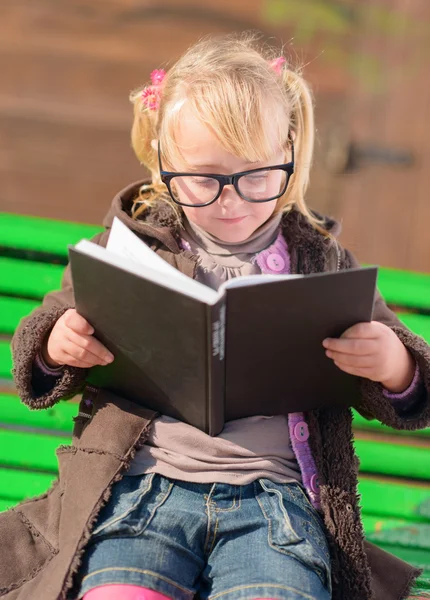 Schattig meisje lezen boek — Stockfoto