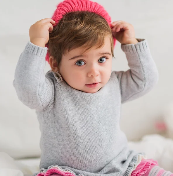 Carino bambino indossando testa usura — Foto Stock