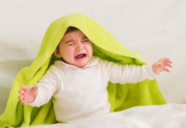 Havlu kafa ile Ağlayan bebek
