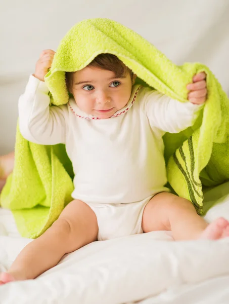 Bebê bonito com toalha verde — Fotografia de Stock