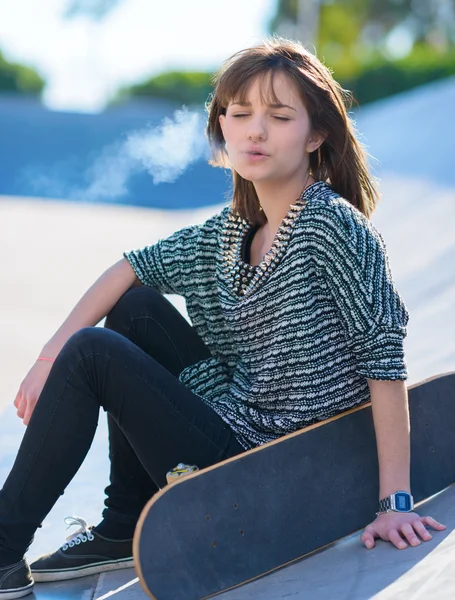 Retrato de una joven fumando — Foto de Stock