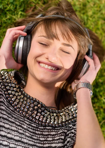 Young Woman Listening To Music — Stock Photo, Image
