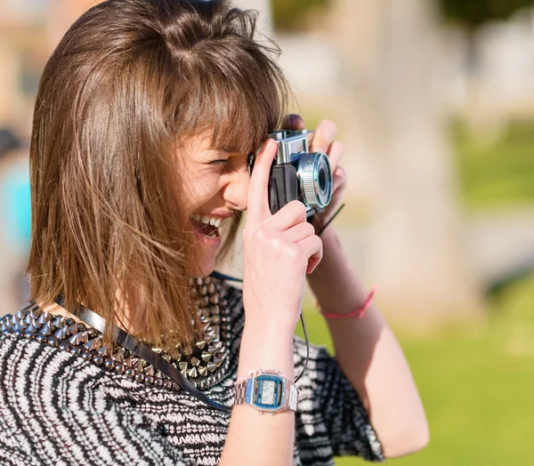 Žena zachycení fotografií s fotoaparátem — Stockfoto