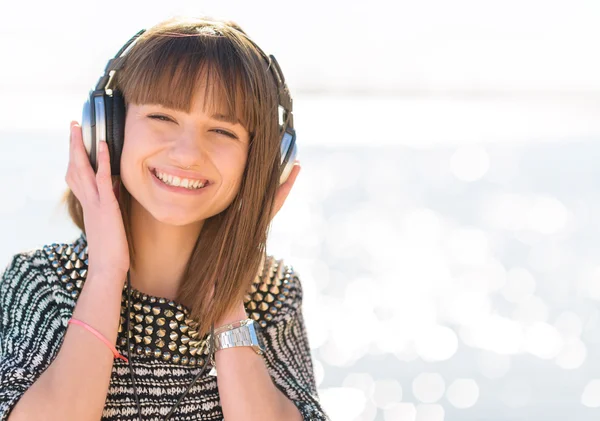 Jonge vrouw luisteren naar muziek — Stockfoto