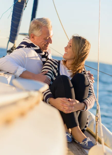 Volwassen paar kijken naar elkaar — Stockfoto