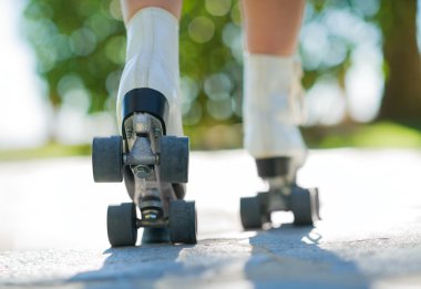 yakın çekim bacaklar ile tekerlekli paten