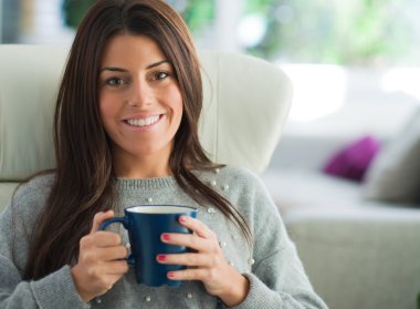 mutlu bir kadın tutarak kahve kupa