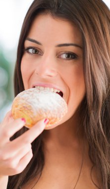 Kahvaltı yapıyor kadın