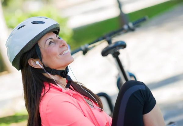 Sportliche Frau hört Musik — Stockfoto