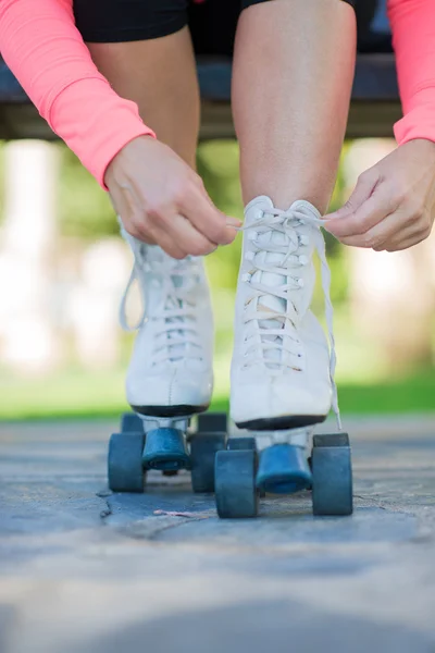 Primer plano de las piernas con zapato de patinaje sobre ruedas — Foto de Stock