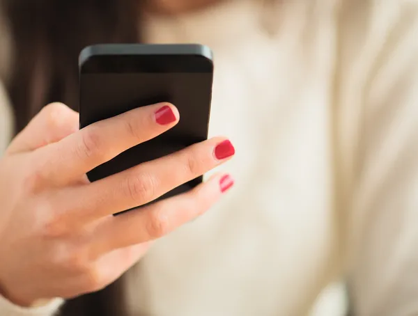 Vrouw die mobiele telefoon gebruikt — Stockfoto