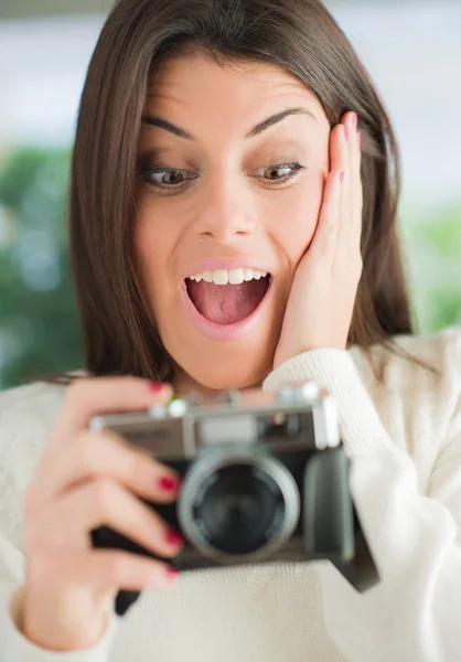 Überraschte Frau blickt in Kamera — Stockfoto