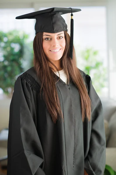 Retrato de mujer graduada feliz —  Fotos de Stock