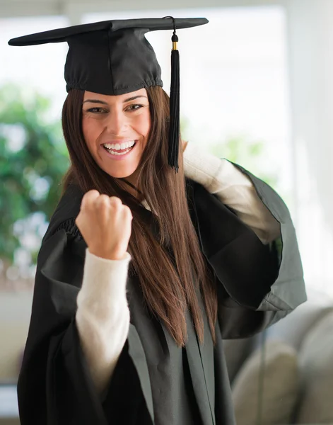 Retrato de feliz mulher graduada — Fotografia de Stock