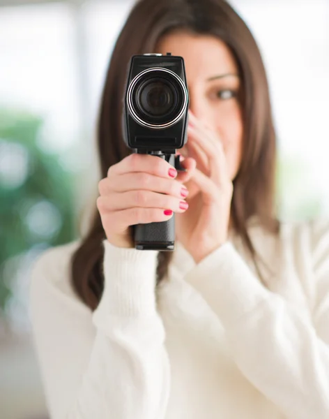 Portrait de femme utilisant caméscope — Photo