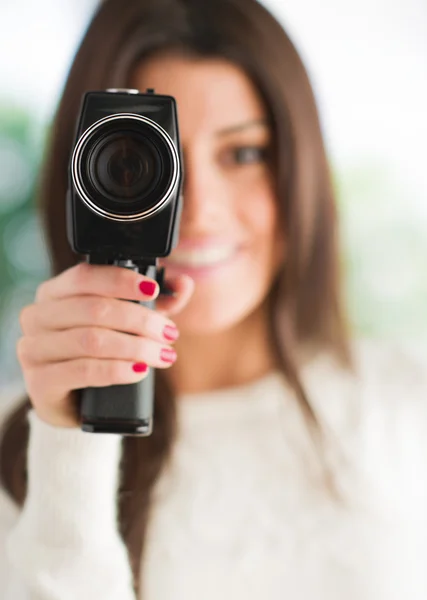 Πορτραίτο γυναίκας χρησιμοποιώντας βιντεοκάμερα — Φωτογραφία Αρχείου