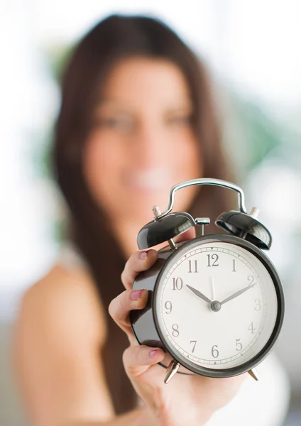 Vrouw bedrijf klok — Stockfoto