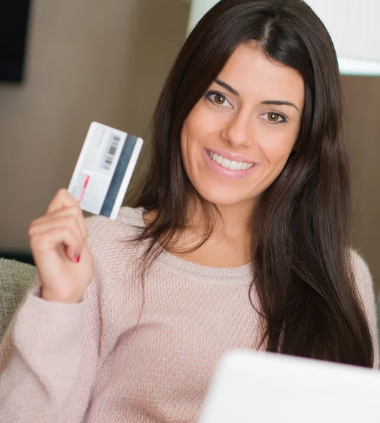 Porträt einer Frau mit Kreditkarte — Stockfoto