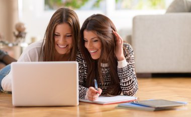 iki mutlu kadın laptop arıyorum