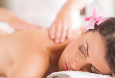 güzel bir kadın masaj aldıktan