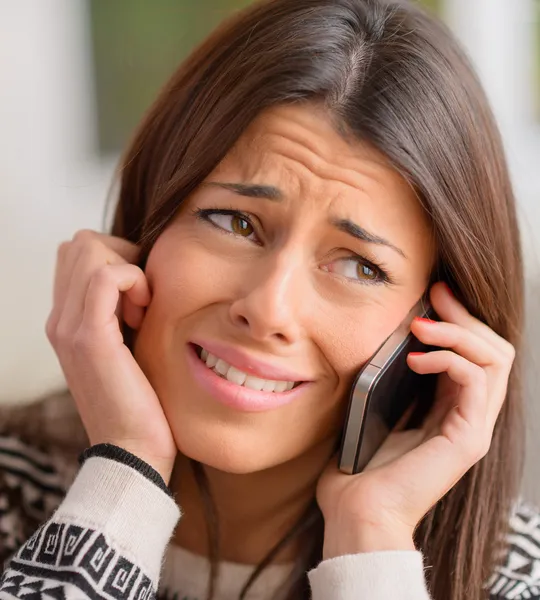 Giovane donna che piange sul cellulare — Foto Stock