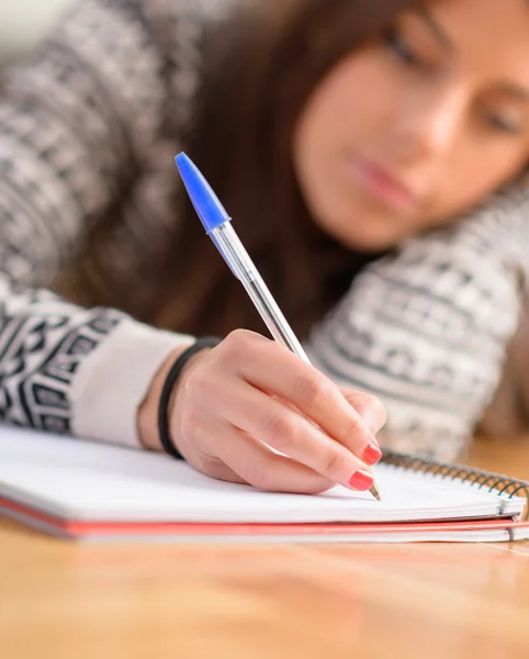 Frau schreibt an Buch — Stockfoto