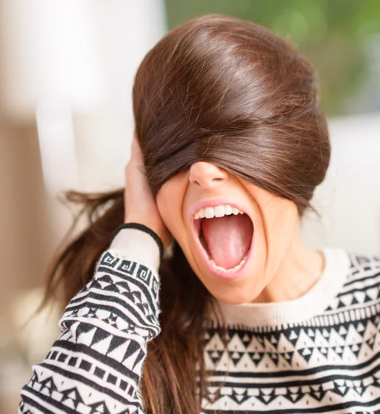 Arg kvinna gömmer ansiktet med hår — Stockfoto