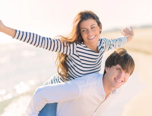 Glückliches Paar genießt zusammen — Stockfoto