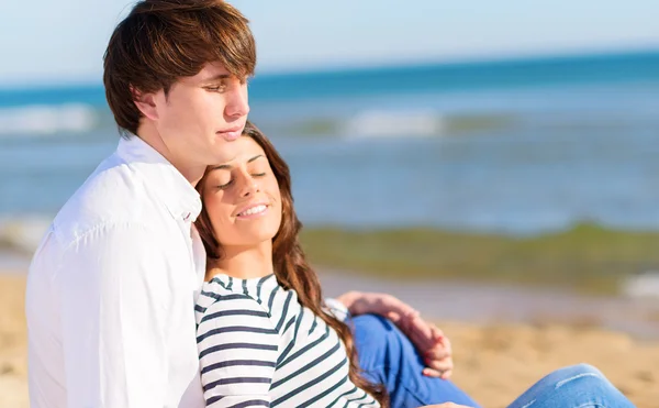 Paar rustend op het strand — Stockfoto