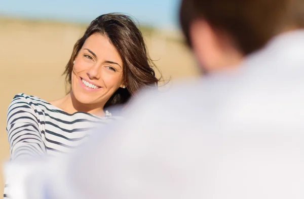 Coppia felice in spiaggia — Foto Stock