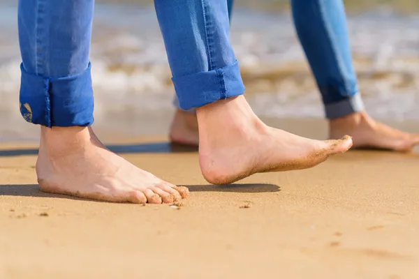 คู่รักเดินบนชายหาด — ภาพถ่ายสต็อก