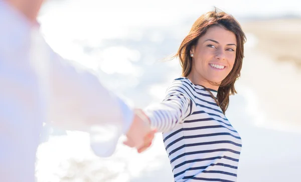 Feliz pareja joven en la playa — Foto de Stock